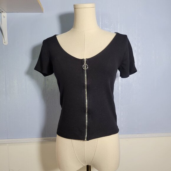 Ambiance Junior's Large Black Round Neck Full Zip Short Sleeve Tee - Picture 1 of 8